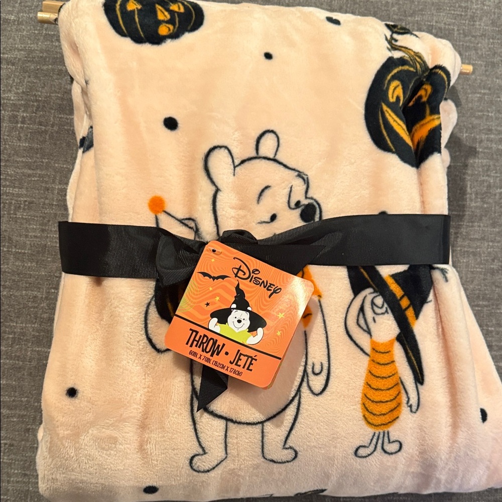 Disney Halloween Pooh and Piglet throw blanket - Picture 3 of 3